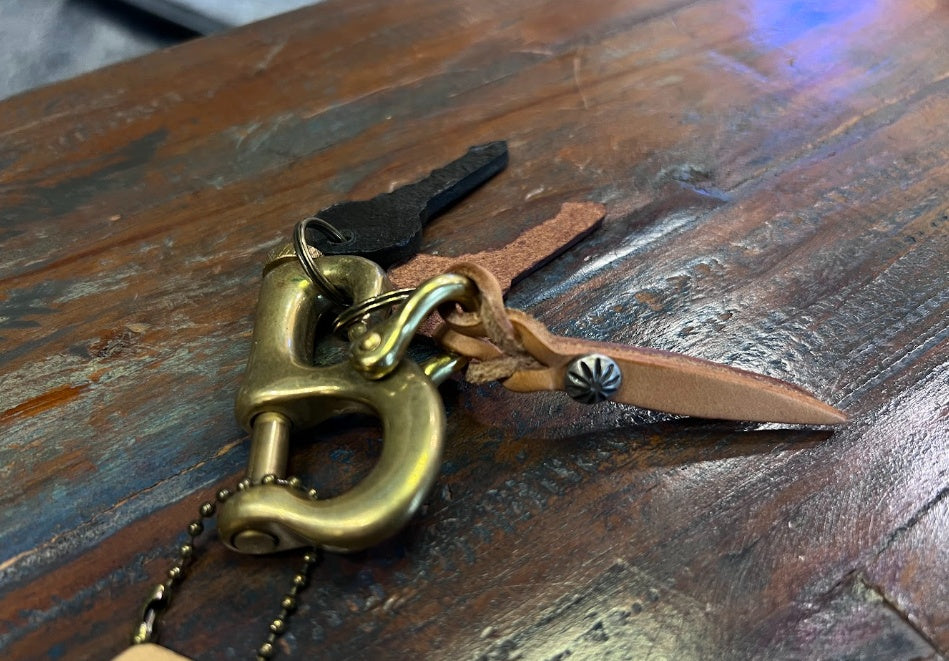 URBAN SOUL Natural Leather Feather & Key Cover Heavy Brass Shackle Keychain