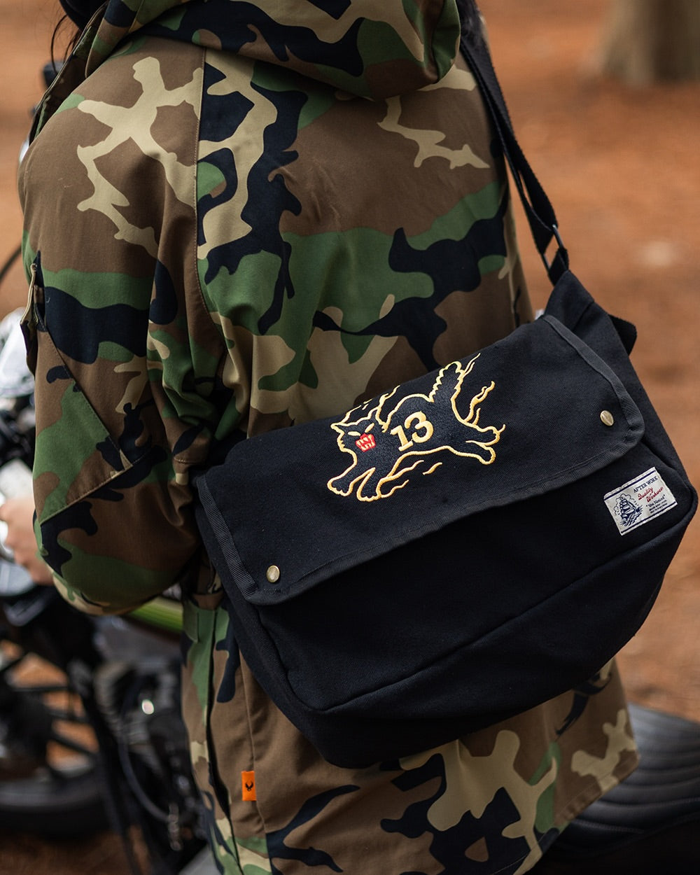 AFTERWORK Flame Black Cat 13 Canvas Messenger Bag (Black / Embroidered Design)
