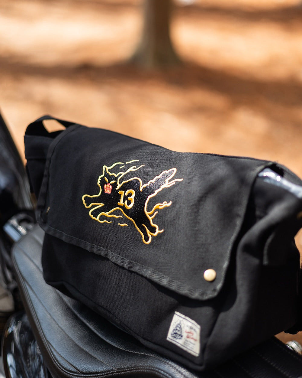 AFTERWORK Flame Black Cat 13 Canvas Messenger Bag (Black / Embroidered Design)