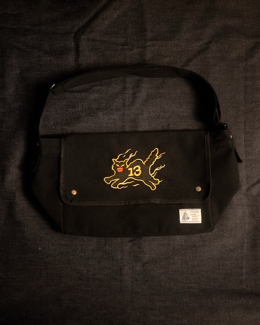 AFTERWORK Flame Black Cat 13 Canvas Messenger Bag (Black / Embroidered Design)