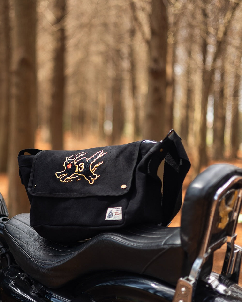 AFTERWORK Flame Black Cat 13 Canvas Messenger Bag (Black / Embroidered Design)