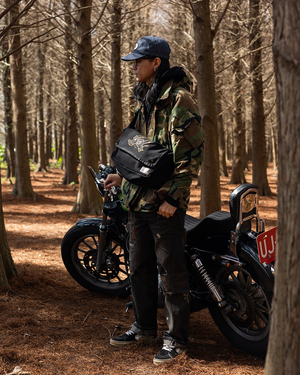 AFTERWORK Flame Black Cat 13 Canvas Messenger Bag (Black / Embroidered Design)