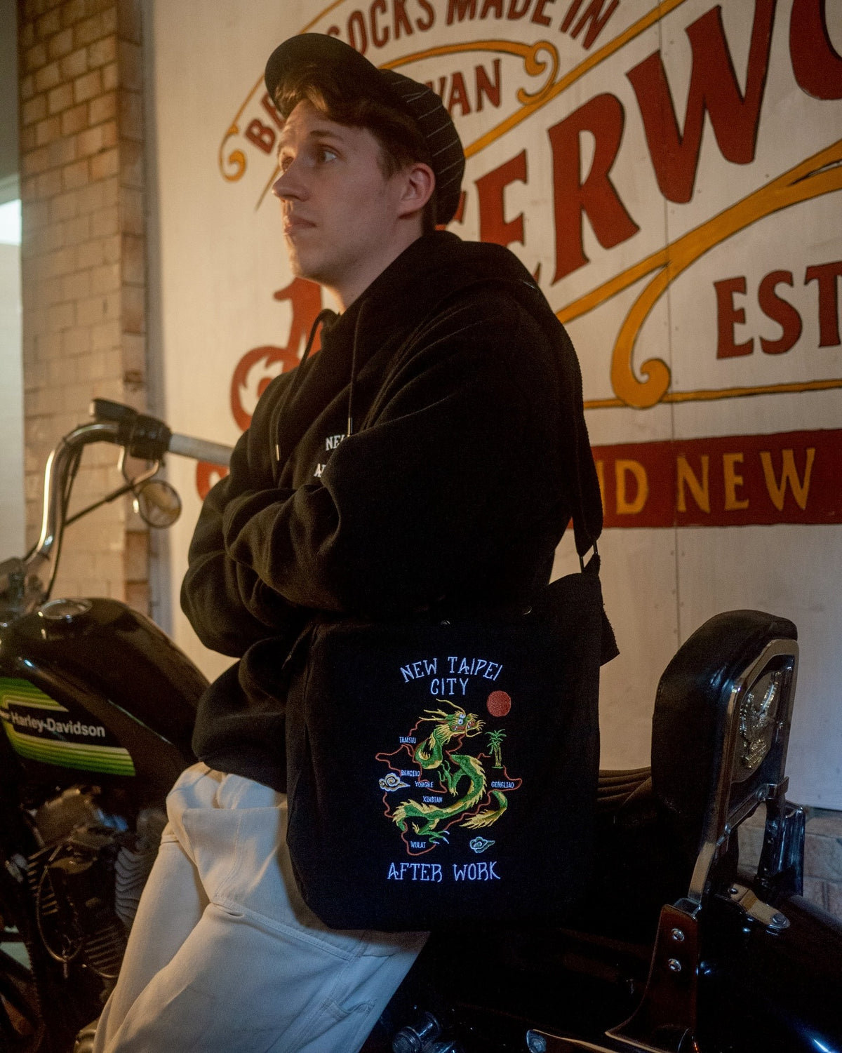AFTERWORK New Taipei City Of Dragon Canvas Messenger Bag (Black / Lightweight Design)