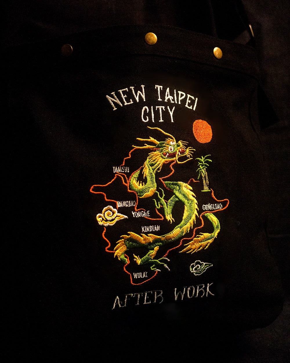 AFTERWORK New Taipei City Of Dragon Canvas Messenger Bag (Black / Lightweight Design)