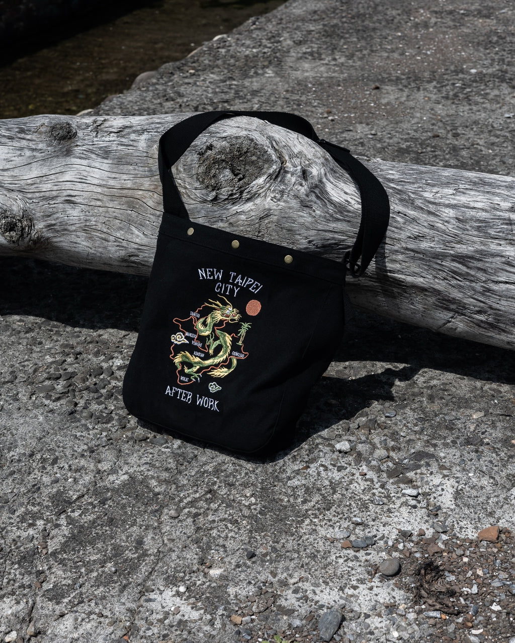 AFTERWORK New Taipei City Of Dragon Canvas Messenger Bag (Black / Lightweight Design)