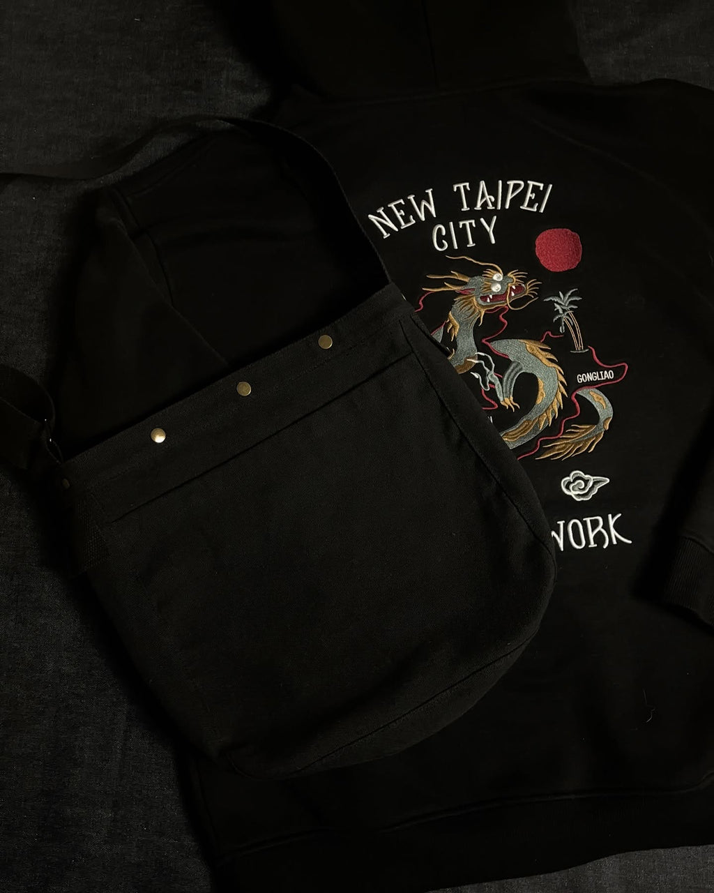 AFTERWORK New Taipei City Of Dragon Canvas Messenger Bag (Black / Lightweight Design)