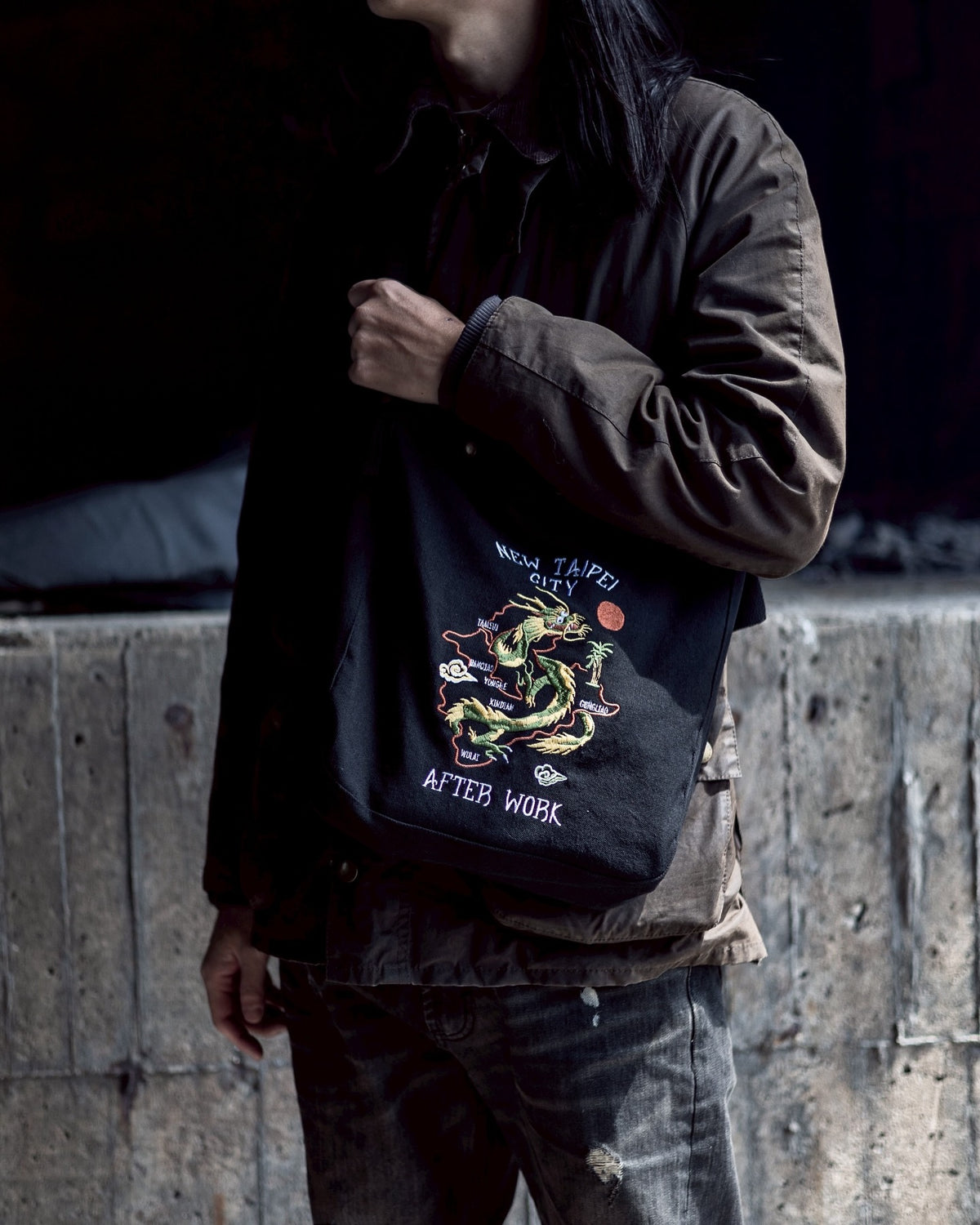 AFTERWORK New Taipei City Of Dragon Canvas Messenger Bag (Black / Lightweight Design)