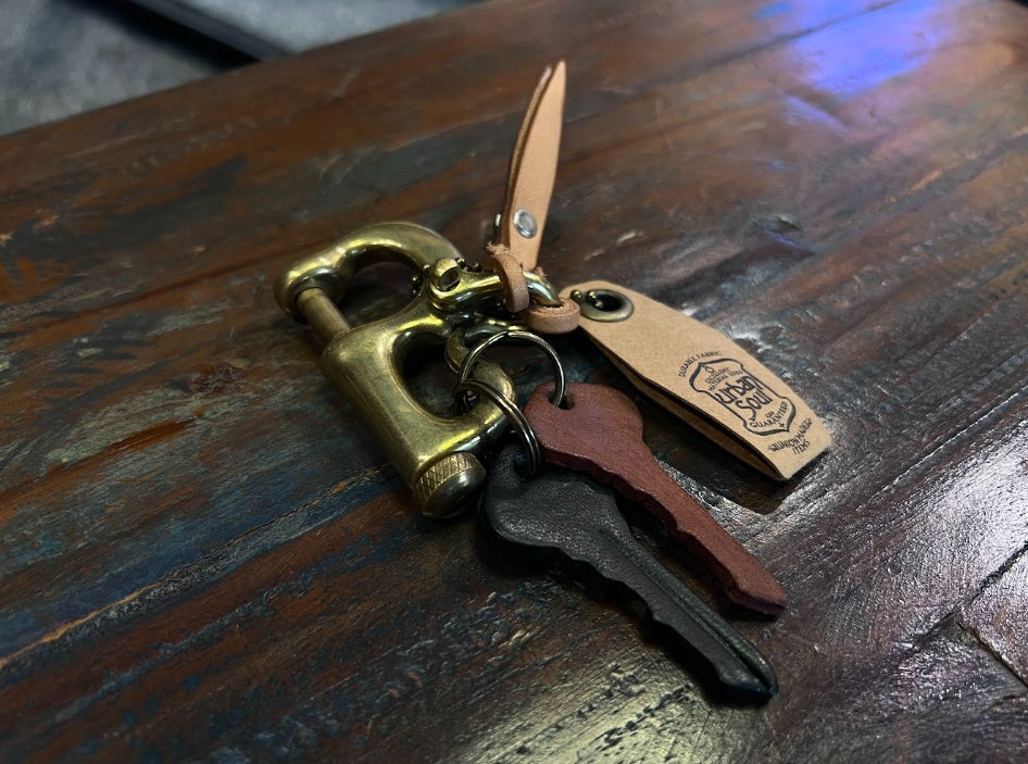 URBAN SOUL Natural Leather Feather & Key Cover Heavy Brass Shackle Keychain